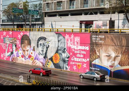 Città del Messico, circuito interno Melchor Ocampo strada murali traffico strada, Foto Stock