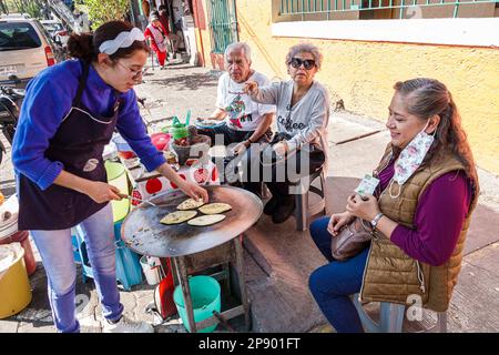 Città del Messico, Coyoacan centro storico, strada alimentare venditore cuoco cottura grigliatura, uomo uomini maschio, donna donna donna donna donna donna donna donna donna, adulti, residente resid Foto Stock