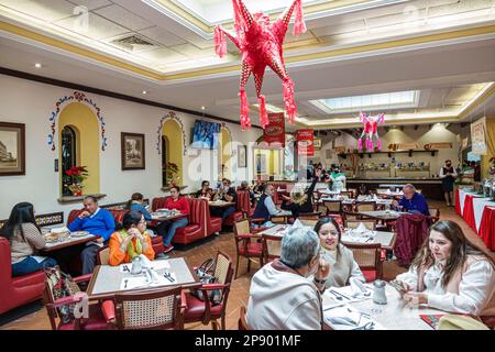 Città del Messico, Sanborns appeso pinata Coyoacan, Carlos Slim-run Grupo Carso, uomo uomini maschio, donna donna donna donna donna donna donna donna donna donna, adulti, residenti, coppia c Foto Stock