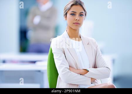 Portalo con te su Shes pronto a una sfida. Ritratto di una giovane donna d'affari concentrata seduta sulla sedia da ufficio. Foto Stock