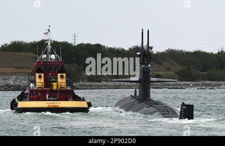 Port Canaveral, Stati Uniti. 08th Mar, 2023. Un rimorchiatore guida un nucleare-alimentato Stati Uniti Sottomarino della Marina nel Porto della Marina a Port Canaveral. Secondo i funzionari degli Stati Uniti, si prevede che l'Australia acquisterà fino a cinque sottomarini nucleari della classe Virginia dagli Stati Uniti per essere consegnati nel 2030ís in conformità a un accordo tra gli Stati Uniti, l'Australia e la Gran Bretagna. Credit: SOPA Images Limited/Alamy Live News Foto Stock