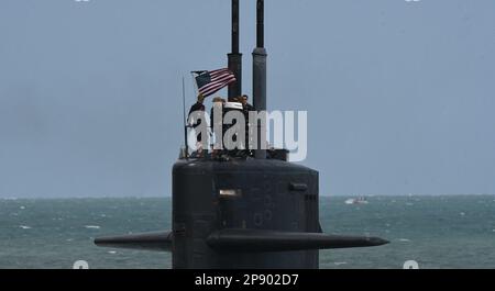 Port Canaveral, Stati Uniti. 08th Mar, 2023. I membri dell'equipaggio sono visti su un'alimentazione nucleare degli Stati Uniti Sottomarino della Marina mentre naviga nel porto della Marina a Port Canaveral. Secondo i funzionari degli Stati Uniti, si prevede che l'Australia acquisterà fino a cinque sottomarini nucleari della classe Virginia dagli Stati Uniti per essere consegnati nel 2030ís in conformità a un accordo tra gli Stati Uniti, l'Australia e la Gran Bretagna. Credit: SOPA Images Limited/Alamy Live News Foto Stock