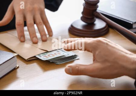 Giudice maturo che prende la tangente dall'uomo in tribunale, primo piano Foto Stock