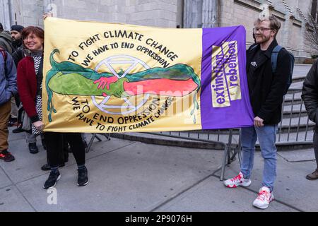 New York, New York, Stati Uniti. 9th Mar, 2023. I manifestanti si sono riuniti sulla 5th Avenue a St Patrick's Cathedral e marzo alla sede centrale di JP Morgan su Park Avenue a New York per rally contro Atlanta Cop City nella Giornata Nazionale d'azione a sostegno dei Forest Defenders che protestano contro la costruzione di strutture di formazione per la polizia di Atlanta e i vigili del fuoco (Credit Image: © Lev Radin/Pacific Press via ZUMA Press Wire) SOLO USO EDITORIALE! Non per USO commerciale! Foto Stock