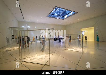 Vista su una delle sale gallery con esposizione di antichi manufatti. Al museo d'arte del Louvre francese ad Abu Dhabi, Emirati Arabi Uniti. Foto Stock