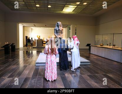 Una sala galleria con un'esposizione di una statua in pietra del farone egiziano, scultura. Al museo d'arte del Louvre francese ad Abu Dhabi, Emirati Arabi Uniti. Foto Stock