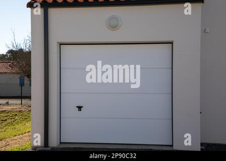 sezionale moderno garage auto porta bianca design casa facciata Foto Stock