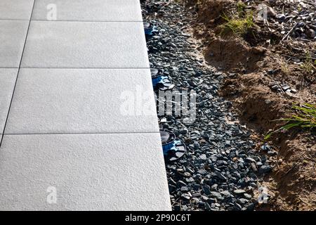 Pavimento con supporto a piedistallo con correttore di pendenza integrato in plastica Foto Stock