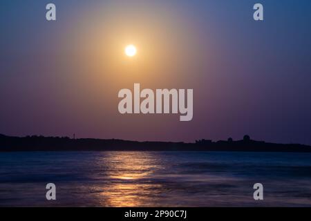 Il sole si sta gradualmente spostando verso il livello del mare. Silhouette di fabbrica al tramonto. Prestare attenzione ai cambiamenti climatici e allo sviluppo industriale. Taiwan Foto Stock