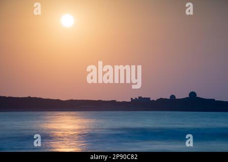 Il sole si sta gradualmente spostando verso il livello del mare. Silhouette di fabbrica al tramonto. Prestare attenzione ai cambiamenti climatici e allo sviluppo industriale. Taiwan Foto Stock