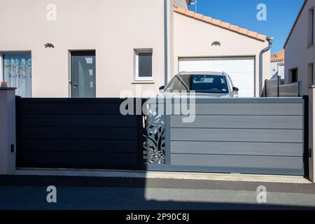 porta di design slide ingresso alto grigio scorrevole cancello metallico casa grigio moderno portale della città sobborgo Foto Stock