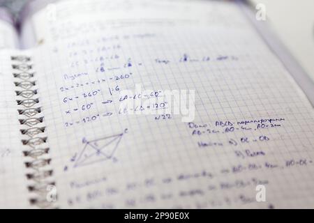 La soluzione del problema in geometria, scritta in un quaderno scolastico Foto Stock