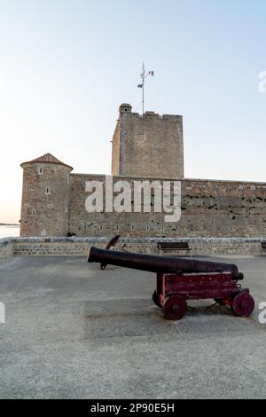 Antico cannone davanti alla Fortezza Vauban a Fouras Charente-Maritime Francia Foto Stock