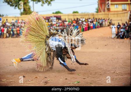 Figure mascherate danzanti al Festival di stima a Dedougou, Burkina Faso Foto Stock