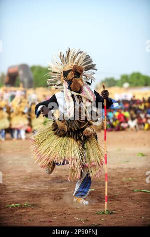 Figura mascherata che si esibisce al Festival di stima a Dedougou, Burkina Faso Foto Stock