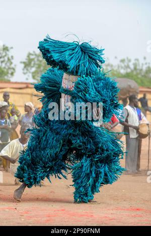 Una colorata maschera in fibra danzante al Festival di stima a Dedougou, Burkina Faso Foto Stock