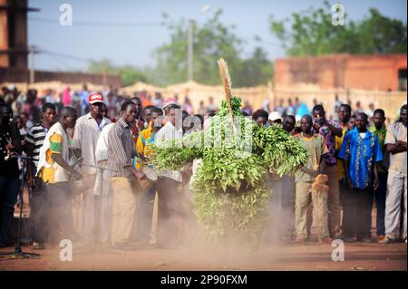 Una maschera a balli per la folla al Festival di stima a Dedougou, Burkina Faso Foto Stock