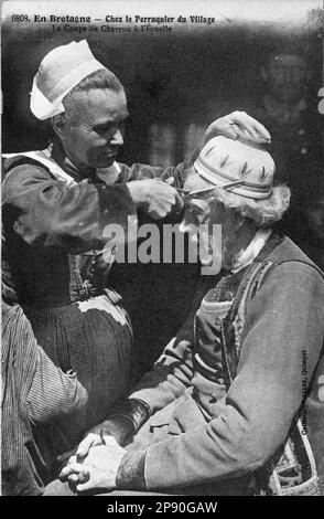 Claude Lacourarie - Breton fotografo - vita rurale della Bretagna intorno al 1900 - al Wigmaker in un villaggio in Bretagna Foto Stock