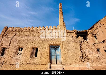 Cadendo giù le rovine di fango-mattone del vecchio villaggio in al Hamra, Oman Foto Stock