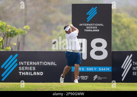 Hua Hin, THAILANDIA. 10th marzo, 2023. Kiradech Aphibarnrat of THAILAND tee off al foro 18 durante il 2nd ° round la International Series Thailandia al Black Mountain Golf Club a Hua Hin, THAILANDIA. Aphibarnrat sarebbe chiuso con un cinque-under 67 per prendere il secondo posto congiunto nel clubhouse piombo su 12-under par. Credit: Jason Butler/Alamy Live News. Foto Stock