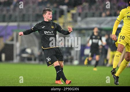 Bruxelles, Belgio. 09/03/2023, Anders Dreyer (36) di Anderlecht ha mostrato di segnare un gol durante una partita di calcio tra RSC Anderlecht e Villarreal CF nelle 1/8 finali della UEFA Europa Conference League per la stagione 2022-2023 , giovedì 9 marzo 2023 a Brussel , Belgio . PHOTO SPORTPIX | David Catry Foto Stock