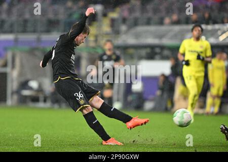 Bruxelles, Belgio. 09/03/2023, Anders Dreyer (36) di Anderlecht ha mostrato di segnare un gol durante una partita di calcio tra RSC Anderlecht e Villarreal CF nelle 1/8 finali della UEFA Europa Conference League per la stagione 2022-2023 , giovedì 9 marzo 2023 a Brussel , Belgio . PHOTO SPORTPIX | David Catry Foto Stock