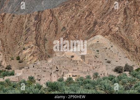 Fango-mattoni rovine nel vecchio villaggio di Birkat al Mouz, Oman Foto Stock