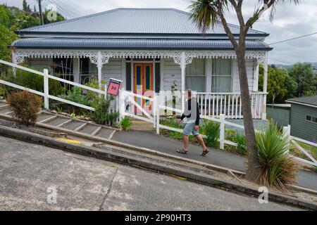 Una casa sulla strada più ripida del mondo - Baldwin Street, Dunedin, South Island, Nuova Zelanda Foto Stock