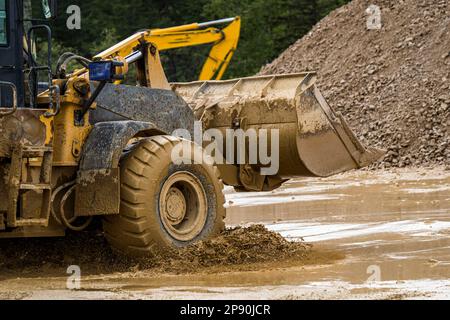 Caricatore a estremità anteriore il dumping di pietra e di sabbia in una cava di data mining Foto Stock