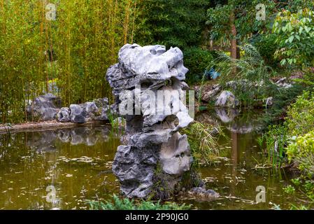 rocce rocciose nel lago parco Foto Stock