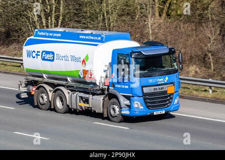 WCF alimenta la autocisterna DAF CF nord-occidentale; un'azienda indipendente di distribuzione del carburante che fornisce carburanti nazionali, agricoli e commerciali in tutto il Lancashire, Regno Unito; viaggia sull'autostrada M61, Regno Unito Foto Stock