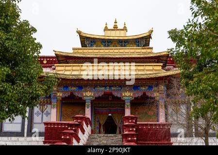 Bellissimo monastero buddista tibetano con tetto in oro laccato di rosso in Tibet Foto Stock