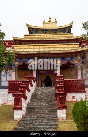 Bellissimo monastero buddista tibetano con tetto in oro laccato di rosso in Tibet Foto Stock