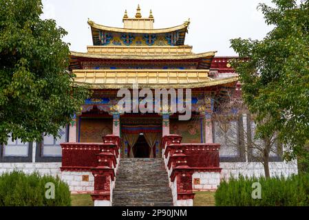 Bellissimo monastero buddista tibetano con tetto in oro laccato di rosso in Tibet Foto Stock