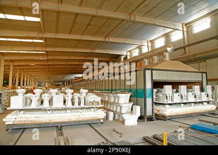 Prodotti ceramici in officina Foto Stock