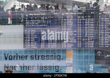 10 marzo 2023, Baviera, München-Flughafen: I passeggeri si accodano dietro il display per raggiungere il controllo di sicurezza. All'aeroporto di Monaco, i dipendenti che hanno controllato il bagaglio a mano e il bagaglio sono andati in sciopero questa mattina. Foto: Peter Kneffel/dpa Foto Stock