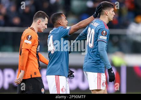 09-03-2023: Sport: Shakhtar contro Feyenoord WARSCHAU, POLONIA - 9 MARZO: Igor Paixao (Feyenoord Rotterdam) e Ezequiel Bullaude (Feyenoord Rotterdam) dur Foto Stock