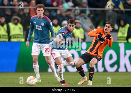 09-03-2023: Sport: Shakhtar contro Feyenoord WARSCHAU, POLONIA - 9 MARZO: Alireza Jahanbakhsh (Feyenoord Rotterdam) e Neven Djurasek (FC Shakhtar Donetsk Foto Stock