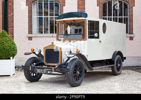 Epernay, Francia - 23 2020 luglio: Un Fleur-de-Lys Newark parcheggiato fuori di un edificio. Foto Stock