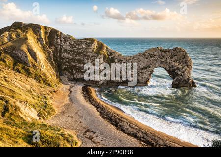 Luce del sole serale sopra Durdle Door. Foto Stock