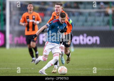 09-03-2023: Sport: Shakhtar contro Feyenoord WARSCHAU, POLONIA - MARZO 9: Artem Bondarenko (FC Shakhtar Donetsk) e Sebastian Szymanski (Feyenoord d Foto Stock