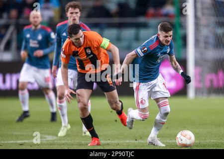 09-03-2023: Sport: Shakhtar contro Feyenoord WARSCHAU, POLONIA - 9 MARZO: Taras Stepanenko (FC Shakhtar Donetsk) e Sebastian Szymanski (Feyenoord Foto Stock