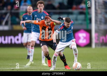 09-03-2023: Sport: Shakhtar contro Feyenoord WARSCHAU, POLONIA - 9 MARZO: Taras Stepanenko (FC Shakhtar Donetsk) e Sebastian Szymanski (Feyenoord Foto Stock