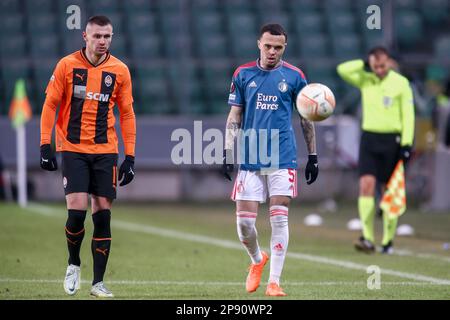 09-03-2023: Sport: Shakhtar contro Feyenoord WARSCHAU, POLONIA - 9 MARZO: Oleksandr Zubkov (FC Shakhtar Donetsk) e Quillindschy Hartman (Feyenoord Rotter Foto Stock