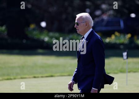 Washington, Stati Uniti. 9th Mar, 2023. STATI UNITI Il presidente Joe Biden cammina sul prato sud per salire a bordo di Marine One alla Casa Bianca a Washington, DC, Stati Uniti, 9 marzo 2023. STATI UNITI Il presidente Joe Biden ha annunciato la sua proposta di bilancio per il prossimo anno fiscale il Giovedi.PER ANDARE CON 'Biden annuncia il piano di bilancio per l'anno fiscale 2024' credito: Ting Shen/Xinhua/Alamy Live News Foto Stock