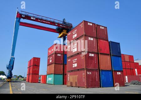 Giacarta, Indonesia - 15 novembre 2015 : pile di container nell'area del porto di Tanjung Priok, Giacarta - Indonesia Foto Stock