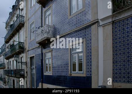 Lisbona - edifici suburbani a Lisbona che mostrano le tradizionali piastrelle blu mosaico, balconi e finestre di riflessione. Foto Stock