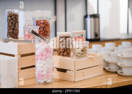 Candy bar con vari dolci e dolci sul tavolo. Foto Stock
