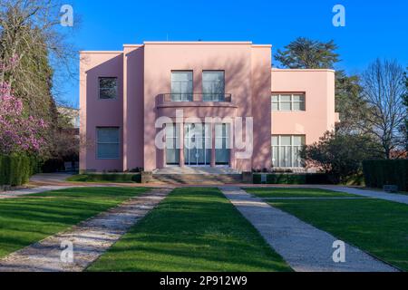 Serralves Villa, un palazzo rosa art deco del 1930s con un museo d'arte contemporanea e grandi giardini, a Serralves, alla periferia di Porto, Portogallo. Foto Stock