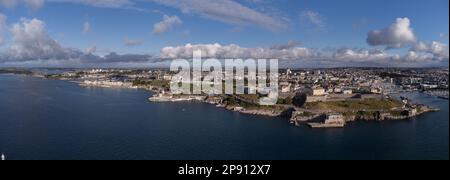 Plymouth Hoe, Smeaton's Tower & TInside Lido, Plymouth, Devon Foto panoramica aerea Foto Stock